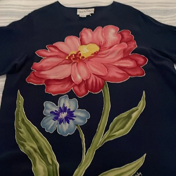 Diane Von Furstenberg EUC Beautiful Silk Floral Blouse Size Large no flaws - Picture 6 of 6